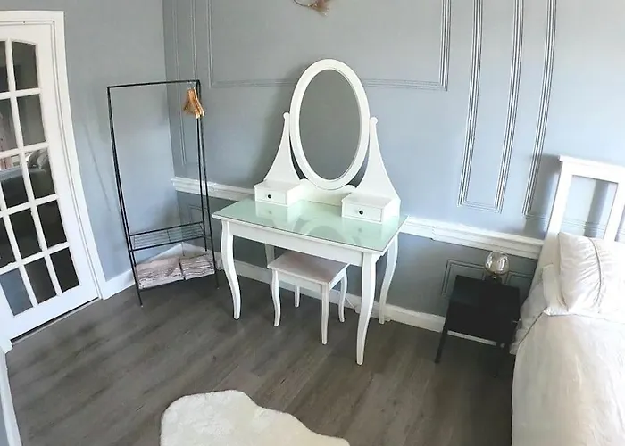 Fantastic - Centrally Located 1 Bed Apt With Wi-Fi