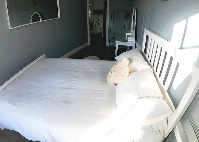Fantastic - Centrally Located 1 Bed Apt With Wi-Fi