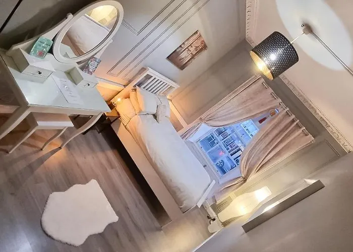 Fantastic - Centrally Located 1 Bed Apt With Wi-Fi