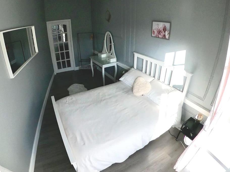 Fantastic - Centrally Located 1 Bed Apt With Wi-fi