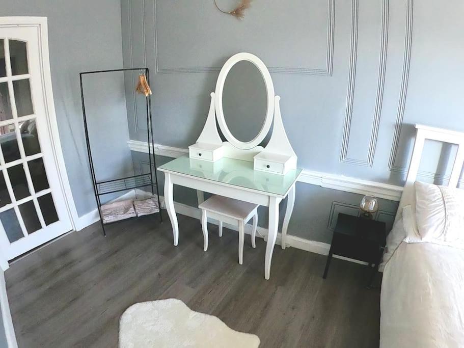 Fantastic - Centrally Located 1 Bed Apt With Wi-fi Apartment *