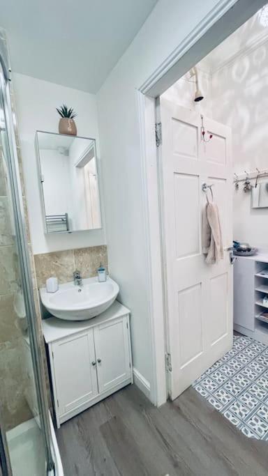 Apartment Fantastic - Centrally Located 1 Bed Apt With Wi-fi