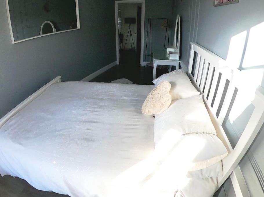 Apartment Fantastic - Centrally Located 1 Bed Apt With Wi-fi *